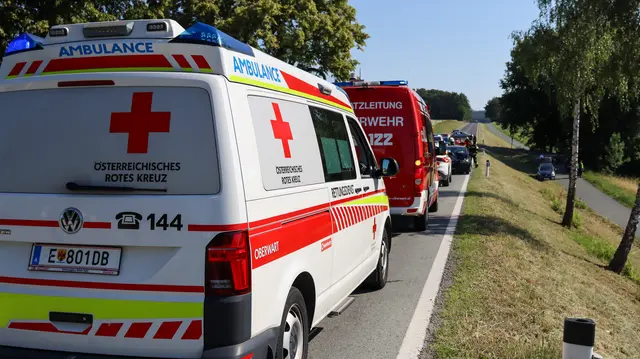 Rettung, Feuerwehr und Polizei waren beim Verkehrsunfall im Einsatz. | Foto: Alexander Flaschberger | BFKDO Oberwart