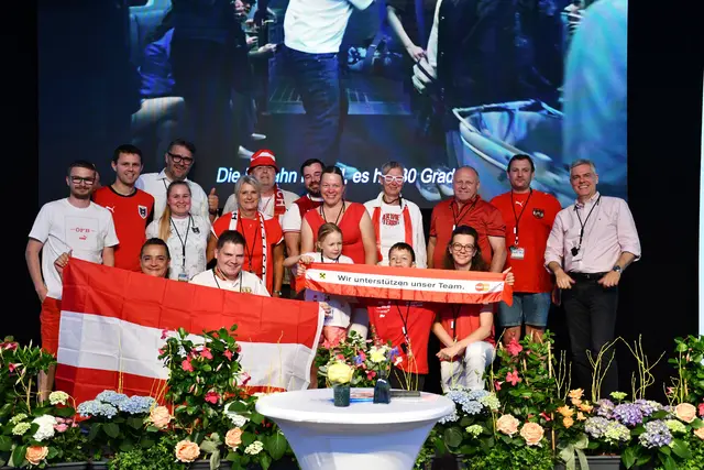Man lud Kunden, Partner, Nachbarn, Mitarbeitende und Ehrengäste zum Public Viewing. Rund 140 Besucher verfolgten die Live-Übertragung des Spiels Österreich gegen Argentinien mitten im Steinbruch.  | Foto: Kirchdorfer Gruppe