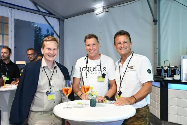 Auch die Bürgermeister Markus Ringhofer aus Kirchdorf/Krems (links) und Horst Hufnagl aus Micheldorf (rechts) waren dabei. Bildmitte: Bernegger-Geschäftsführer Kurt Herzog. | Foto: Kirchdorfer Gruppe