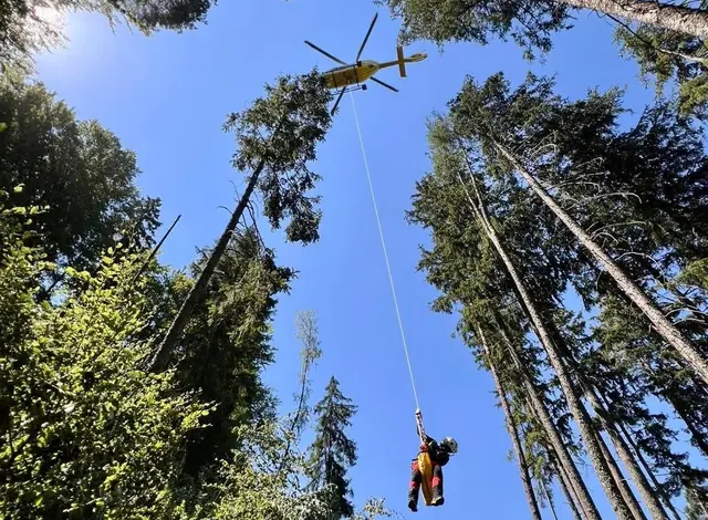 Die Bergung erfolgte durch einen Hubschrauber. | Foto: Bergrettung Klagenfurt