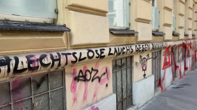 Das Gebäude des Identitären Lokals ist voller antifaschistischer Sprays. | Foto: Andreas Pölzl/MeinBezirk