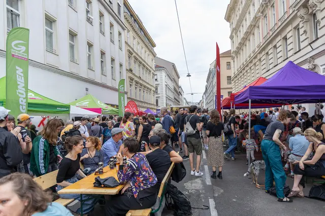 Das Straßenfest vor dem Lokal der rechtsextremen Identitären im vergangenen Jahr war ein voller Erfolg. Nun verkündet der Bezirk: Es wird auch heuer stattfinden. | Foto: René Brünholzl/MeinBezirk
