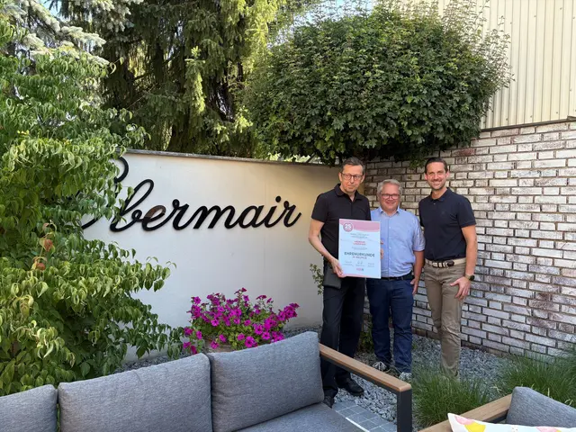 Andreas Obermair von der gleichnamigen Traditionskonditorei am Marktplatz in Lambach wurde von WKO-Obmann Alexander Huber und WKO-Leiter Thomas Brindl für 25 Jahre Unternehmertum ausgezeichnet. | Foto: WKO