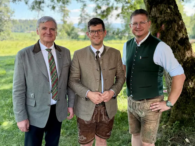LHStv. Martin Gruber (Mitte) mit Landesjägermeister Walter Brunner (l.) und Verwaltungsdirektor Mario Deutschmann (r.) bei der feierlichen Verleihung der Jagdprüfungszeugnisse im Schloss Mageregg. | Foto: Büro LHStv. Gruber