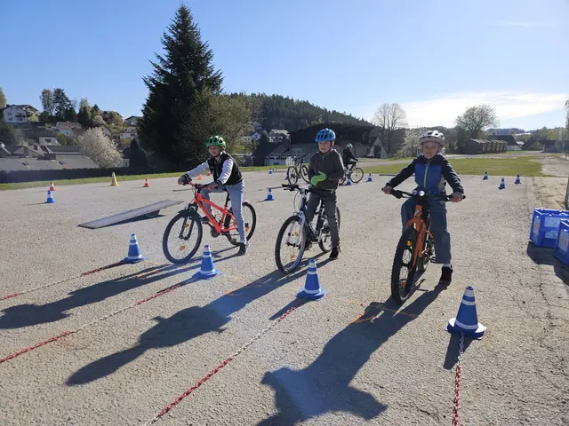 Beim AUVA-Radworkshop übten die Kinder richtiges Bremsen, Anfahren und Kurvenfahren. | Foto: VS Groß Gerungs