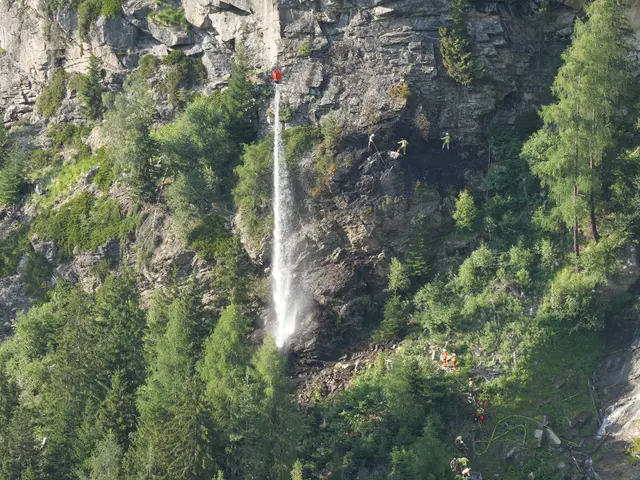 Ein Waldbrand im Bereich des Klettersteigs Stuibenfall bei Umhausen hat am Donnerstag einen Großeinsatz von Feuerwehren, Polizei, Bergrettung und zwei Polizeihubschraubern ausgelöst. Wanderweg und Klettersteig wurden vorübergehend gesperrt | Foto: zoom.tirol
