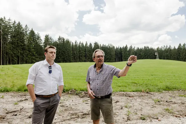 Landesrat Stefan Kaineder (l.) beim Lokalaugenschein mit Johann Harringer, Wirt in der Spöck. | Foto: Land OÖ/Werner Dedl