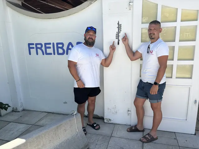 Bademeister Manuel Moormann und Hannes Reindl sorgen auch an heißen Tagen für die Sicherheit der Badegäste. | Foto: Alexandra Goll