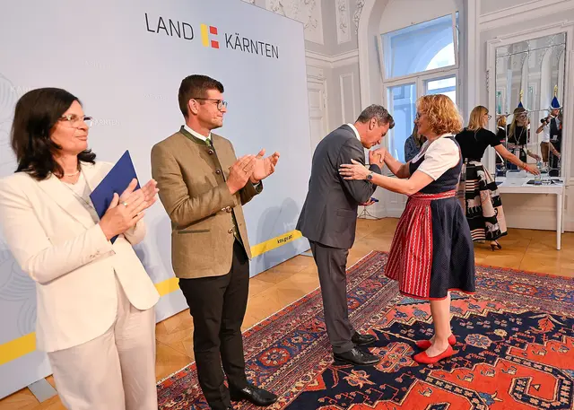 Landeshauptmann Daniel Fellner gratuliert Astrid Stippich zum Kärntner Lorbeer in Bronze. | Foto: LPD Kärnten/Bauer