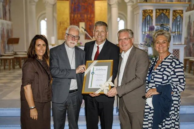 Schulleiter Gerald Horn (Mitte) konnzte zahlreiche Gäste, wie Vertreter der St. Veiter Stadtpolitik und Bischof Marketz, zum 80-Jahr-Jubiläum in Tanzenberg begrüßen. | Foto: BG Tanzenberg