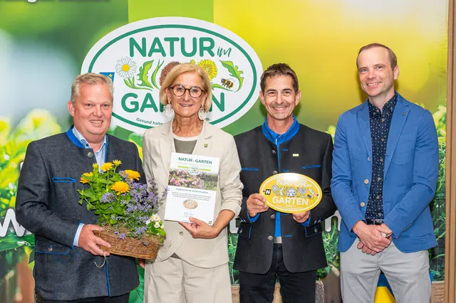 Klosterneuburg:
Stadtrat Leopold Spitzbart
Landeshauptfrau Johanna Mikl-Leitner
Stadtgärtner Ludwig Mayr
Patrick Weinbacher | Foto: „Natur im Garten“ / J. Ehn