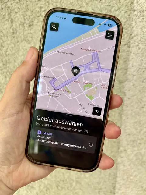 Handy mit Parkapp, die Plan von Innenstadtzonen zeigt