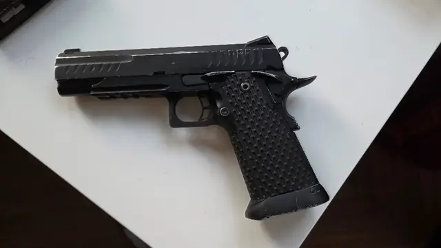 Ein 22-Jähriger steht im Verdacht, seine Schwester mit einer Airsoftpistole bedroht und zudem ihren Freund leicht verletzt zu haben.
 | Foto: LPD Wien