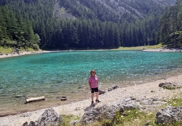 Gigi und ich umrunden den Grünen See.
