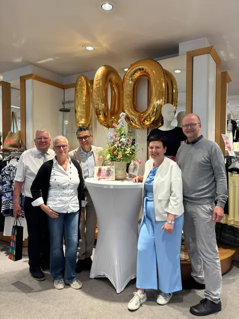 Die "Aktive Wirtschaft" gratuliert ihrem Mitglied zum 100-Jahr-Jubiläum. | Foto: Magdalena Deskovic / MeinBezirk