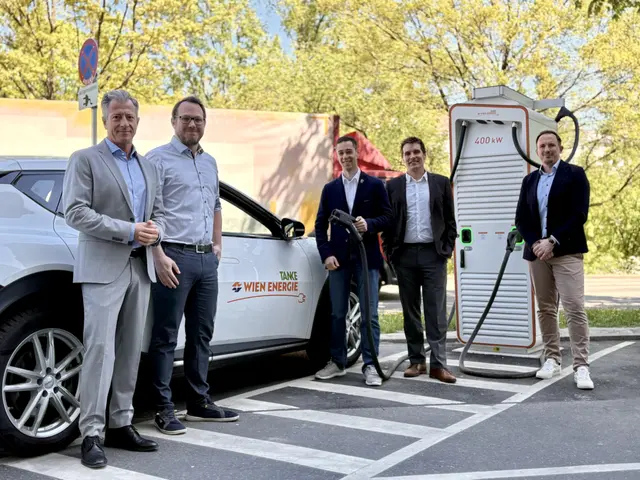 Sascha Zabransky (Geschäftsführer Wien Energie), Philipp Tzaferis (Klubobmann SPÖ-Landstraße), Robert Boden (Bezirksrat SPÖ), David Berger (Wien Energie) und Paul Gredler-Oxenbauer (Wien Energie) beim neuen Ladepark in der Erdberger Lände.  | Foto: BV3