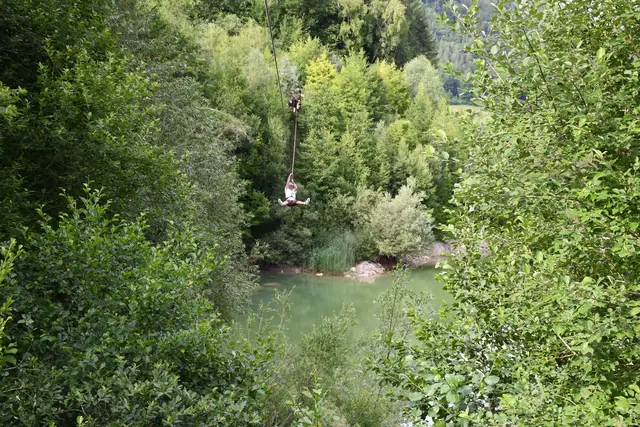 Der Flying Fox über den Steinbruch-Teich bot neben einem Adrenalinkick auch einen weiten Blick auf die Umgebung. | Foto: Kirchdorfer Gruppe