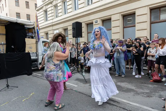 Drag Shows, politische Reden, an Getränken und Essen wird es nicht fehlen. Die Organisatorinnen empfehlen die Teilnahme beim Straßenfest wärmstens. | Foto: René Brünholzl/MeinBezirk