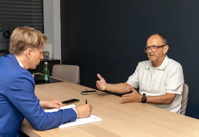Fill Maschinenbau-Eigentümer Andreas Fill im Interview mit MeinBezirk OÖ-Chefredakteur Thomas Winkler über Österreich: " Es fehlt der Mut für Reformen, weil wir da noch immer im letzten Jahrhundert im Denken verharren. Und diese Jammerei, dieser Pessimismus, alles schlechtzureden, das ist halt auch was typisch Österreichisches. Was die Amerikaner vielleicht zu viel an Optimismus haben, haben wir zu wenig. " | Foto: D.fokus