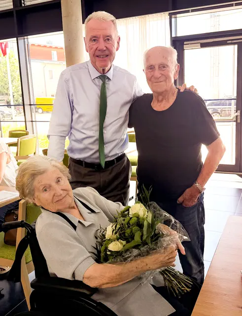 Klaus Schneeberger gratulierte Christine Kühteubl zum 90. Geburtstag. | Foto: Stadt Wiener Neustadt/Weller