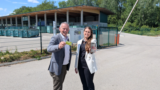 Martin Leonhardsberger und Viktoria Stamminger mit ServiceCard vor dem WSZ Pöchlarn