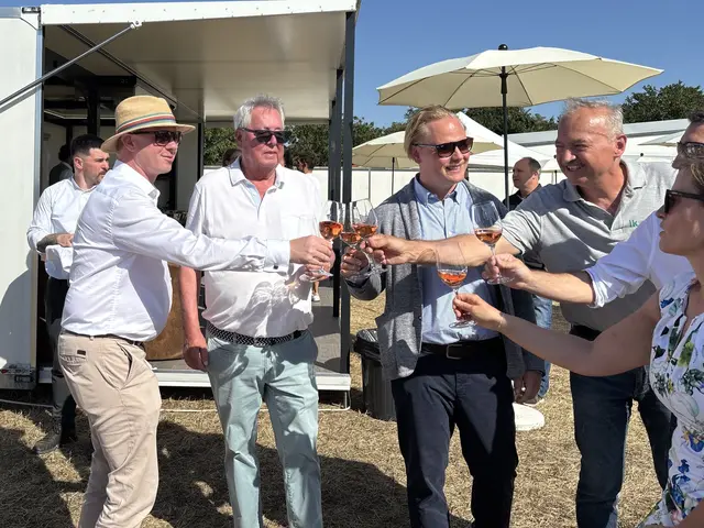 Beim Spatenstich wurde das erste Produkt, ein Rosé, verkostet. | Foto: Dorottya Fejes/MeinBezirk