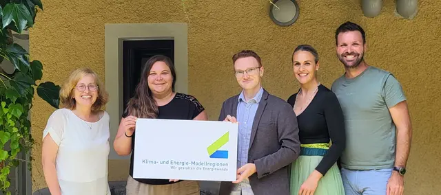 Sandra Siedl (2.v.l.) und Benjamin Olejniczak-Berger (M.) mit dem Team des Energiebezirks Freistadt und Obmann David Bergsmann (r.). | Foto: EBF
