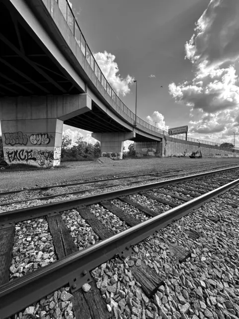 Symbolbild. Graffiti sollen bald der Vergangenheit angehören: Die Lärmschutzwände an zwei Eisenbahnbrücken in Tulln erhalten im Juli eine neue, zur Gartenstadt passende Gestaltung.  | Foto: pexels / Frazier