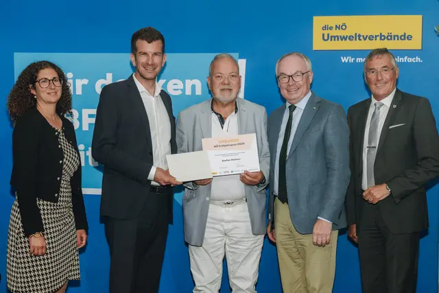 v.l.n.r. Kathrin Dürr, Geschäftsführerin des GVU Gänserndorf;  Christian Macho, Präsident der NÖ Umweltverbände; Manfred Haitzer in Vertretung von Stefan Haitzer, Gewinner aus dem Verbandsgebiet des GVU Gänserndorf: ; Stephan Pernkopf, LH-Stellvertreter und Ludwig Deltl, Obmann des GVU Gänserndorf Bürgermeister bei der Gewinnübergabe. | Foto: SophieNaglBalber