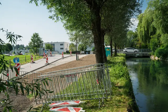 Die Baustelle an der Georg-Nikolaus-von-Nissen-Straße bei der Santnergasse: Die Querung beim Almkanal wird für Fußgänger:innen und Radfahrer:innen sicherer gestaltet. | Foto: Stadt Salzburg/Alexander Killer