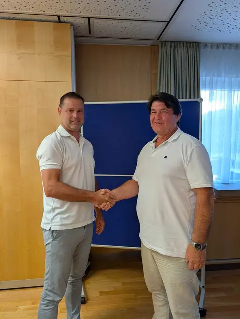 Bürgermeister Manfred Schafferer (re.) gratulierte dem neu gewählten zweiten Vizebürgermeister Andreas Reimair (Wir Abamer) und wünschte ihm alles Gute für die Zusammenarbeit im Gemeinderat. | Foto: Walter Wurzer