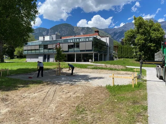 Mitarbeiter Pflanzen den neuen Baum und verteilen den Kies. | Foto: tirol kliniken