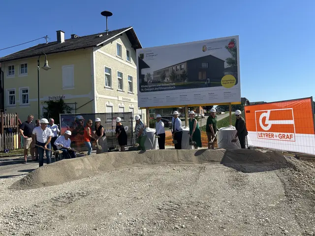 Beim feierlichen Spatenstich für das neue Volksschul- und Kindergartengebäude in St. Georgen gaben Vertreter aus Politik und Gemeinden gemeinsam den Startschuss für das Projekt.  | Foto: Gemeinde St. Georgen a. F.