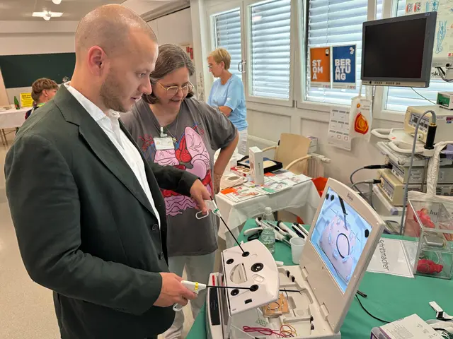 NR-Abgeordneter Maximilian Köllner zeigte am Stand der Chirurgie sein Fingerspitzengefühl. | Foto: Gesundheit Burgenland