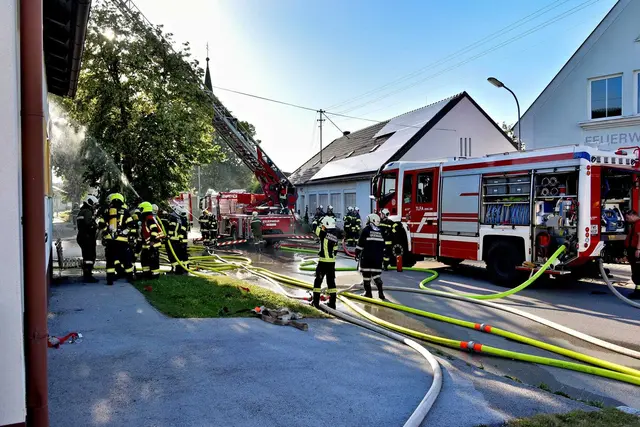 Das Feuer war nach etwa zwei Stunden gelöscht, verletzt wurde niemand. | Foto: Alois Weber