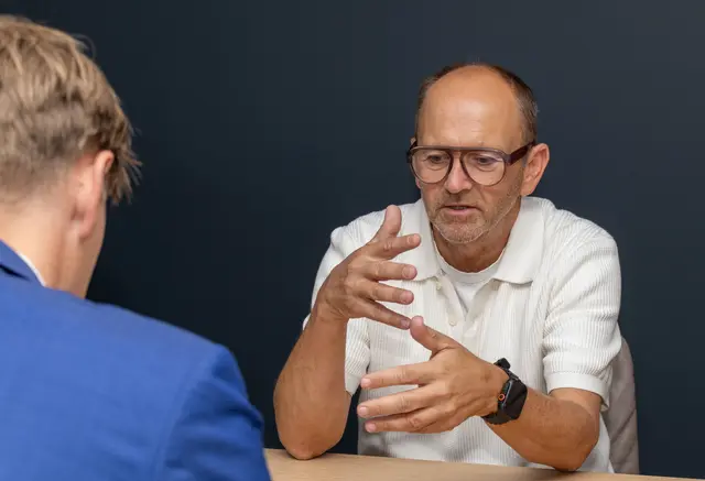 Fill Maschinenbau-Eigentümer Andreas Fill im Interview mit MeinBezirk OÖ-Chefredakteur Thomas Winkler: "Wir haben kein Lokal hier, wo die Mitarbeiter nach dem Arbeiten hingehen könnten. Also machen wir selbst eines hier am Firmenstandort, anstatt zu jammern, dass alle zusperren." | Foto: D.fokus