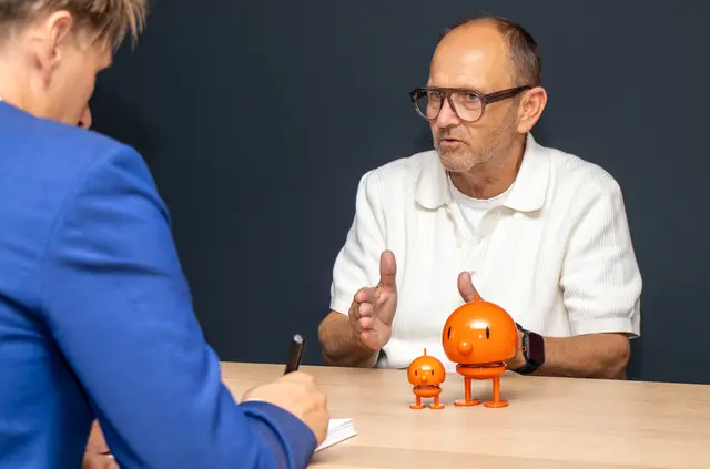 Fill Maschinenbau-Eigentümer Andreas Fill im Interview mit MeinBezirk-Chefredakteur Thomas Winkler. Auf seinem Schreibtisch aus massiven Holz stehen "Hoptimisten" - ursprünglich von einem dänischen Drechsler erfundene Figuren, die Optimisumus und gute Laune verbreiten sollen – mehr auf: https://www.hoptimist.com/de/geschichte/ | Foto: D.fokus