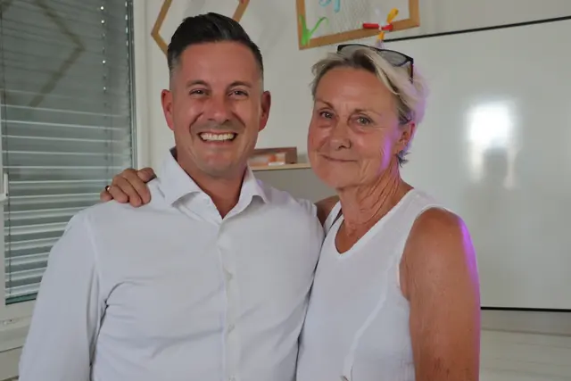 Das Foto zeigt LAbg. Günther Wagner mit seiner früheren PTS-Lehrerin Ursula Posch. Die Pädagogin unterrichtete 37 Jahre an der PTS Kalsdorf und möchte diese Zeit nicht missen. Ihrem früheren Schüler stellte die Lehrerin ein gutes Zeugnis aus. "Er war fleißig und interessiert", sagte sie in ihrer Wiedersehensfreude.  | Foto: Edith Ertl