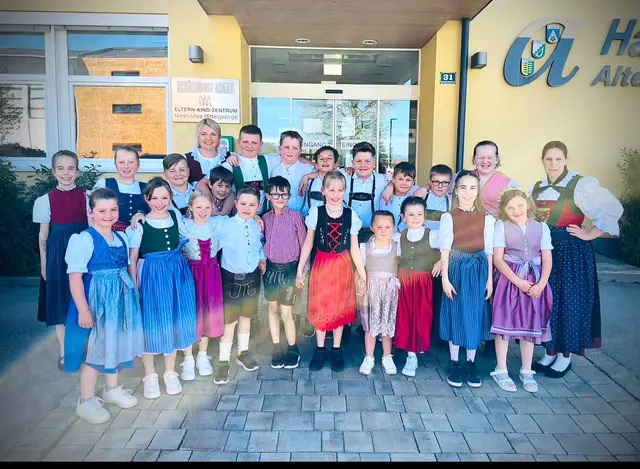 Im Haus Sebastian in Axams wurde einer der ersten Auftritte vor großem Publikum absolviert. | Foto: Salfoaner Trachtler