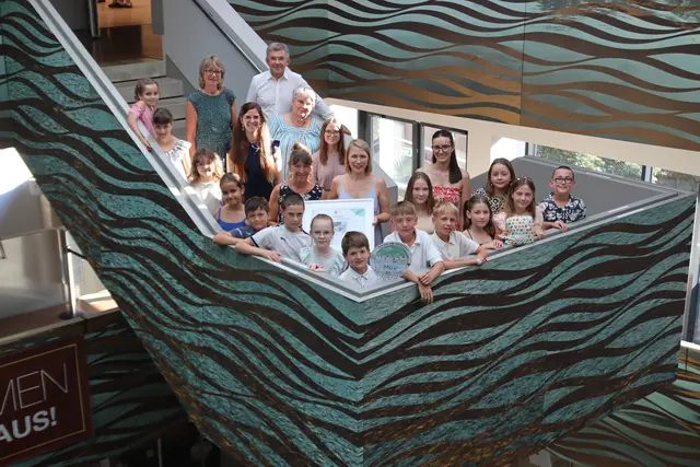 Die angelobten Kindergemeinderäte mit den Ehrengästen und den Betreuerinnen. | Foto: MeinBezirk/Herwig Brucker
