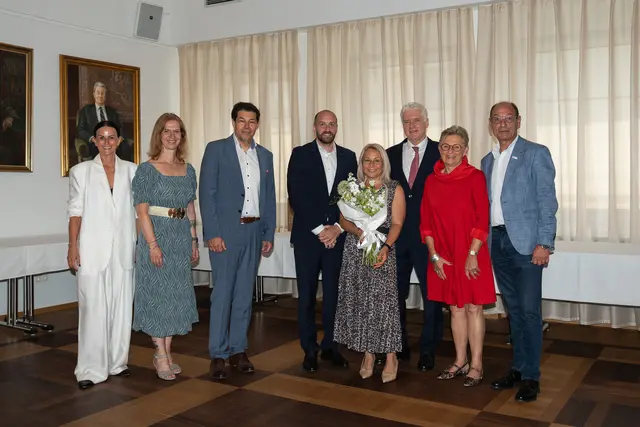 (hinten v.l.n.r.): Andrea List-Magreiter (WK), Karin Lenhard (Sparkassenverband), VDir. Christian Spitzer, Georg Schrefl, Natascha Dojcinovic, VDir. Klaus Lehner, Präsidentin Andrea Klemm, Gerhard Seban (AK) | Foto: Wiener Neustädter Sparkasse