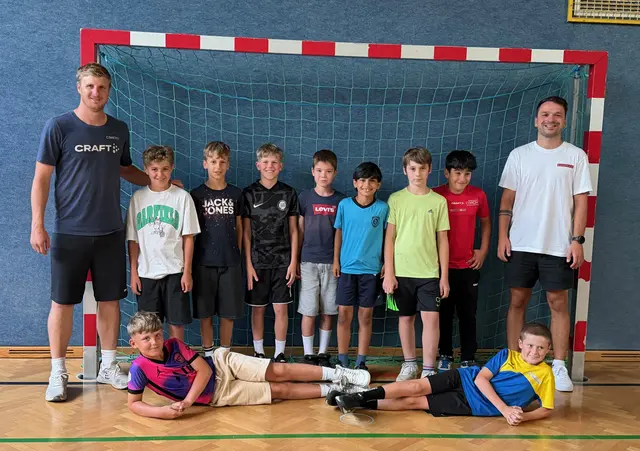 Die elf Buben der künftigen Fußballklasse mit Martin Hinteregger (l.)  und Klassenvorstand Martin Neunhäuserer. | Foto: MS Egger Lienz