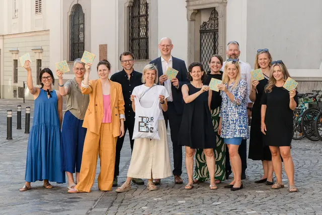 Das linzlabyrinth-Team rund um Anita Huber-Katzengruber mit den Unterstützern von Stadt Linz, Linz Tourismus und WKO-Bezirksstelle Linz-Stadt. | Foto: Sarah Pührerfellner
