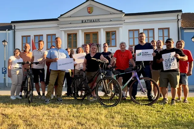Martina Honeder, Bgm. Josef Schaden, Andreas Koller, Monika Huber, Niko Steinberg, Michaela Schnabl, Thomas Schnabl, Bettina Kienmayer, Christian Wally, Sandra Krecek, Manuel Strondl, Günther Prinz, Klaus Decker, Markus Rabl, Andreas Holzmüller, Christian Breiteneder, Matthäus Rößler, Gerhard Grünbeck (v.l.).
Nicht am Bild: Stefan Steininger, Helmut Krendl, Martin Dichler, Christopher Edelmaier. | Foto: Marktgemeinde Schweiggers