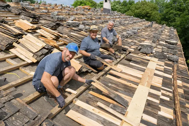 Das historische Dach muss regelmäßig gewartet werden. Die Lärchenschindeln wurden von erfahrenen Tiroler Dachdeckern erneuert. | Foto: Daniel Zupanc/Tiergarten Schönbrunn