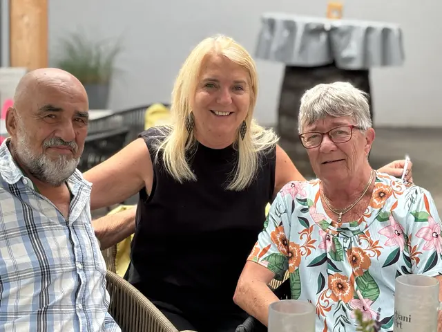 Wirtin Elfriede Nindler mit den treuen Urlaubsgästen Willy und Lonnie. | Foto: Gruber