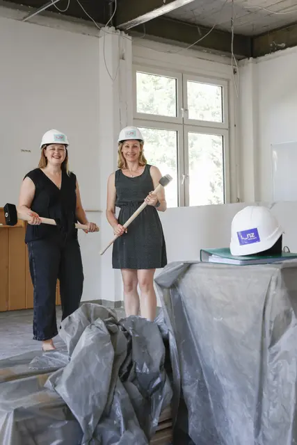 V.l.: Vizebürgermeisterin Merima Zukan (SPÖ) und Vizebürgermeisterin Karin Leitner (SPÖ) bei der Baustellenbesichtigung. | Foto: Stadt Linz