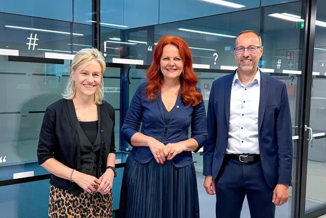 Wissenschaftslandesrätin Cornelia Hagele (Mitte) gratulierte Mario Döller (FH Kufstein Tirol) zum Vorsitz der Tiroler Hochschulkonferenz und bedankte sich bei Regine Mathies (links, Rektorin PH Tirol) für die vorangegangenen zwei Jahre. | Foto:  Land Tirol