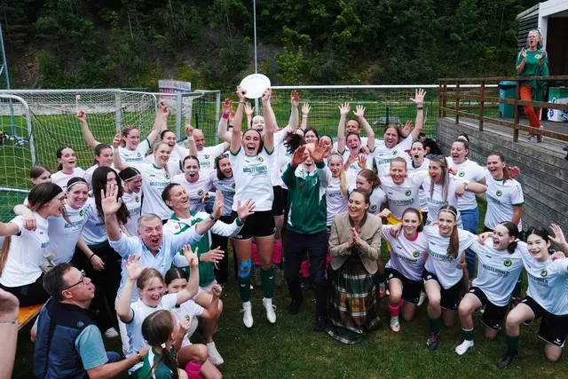 Das Frauenteam des SV Waidhofen feiert mit der Meisterschale | Foto: SVW