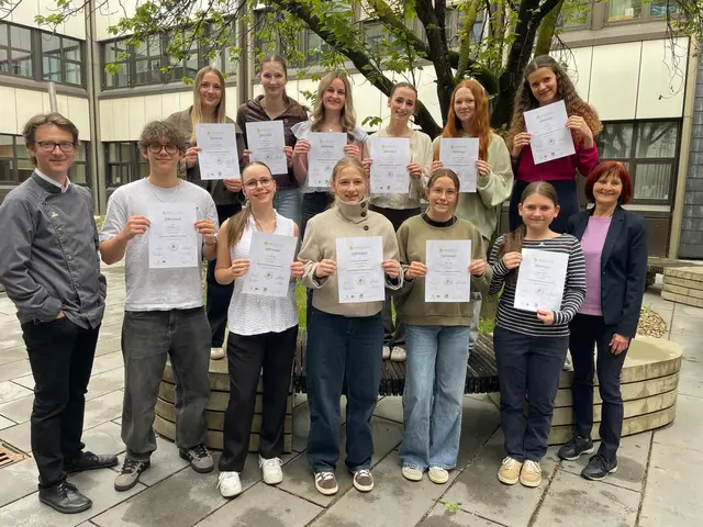 Die Jugendlichen der HLW FSB Weiz mit ihrer Zusatzqualifikation.  | Foto: HLW FSB Weiz